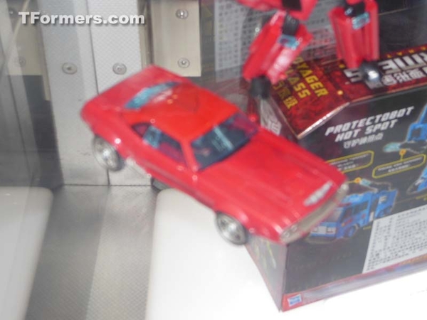 Sdcc 2012 Toys R Us Transformers Generations Asia Exclusive Cliffjumper 1  (16 of 141)